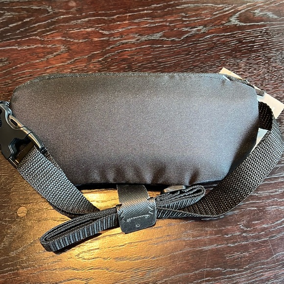 (4/$10) United Airlines Polaris Therabody Amenity Kit Cross Body Belt Bag - Picture 2 of 7